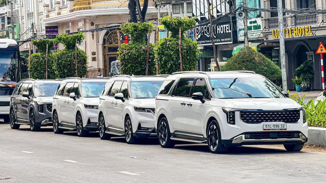 THUÊ XE CARNIVAL ĐI CÔNG TÁC