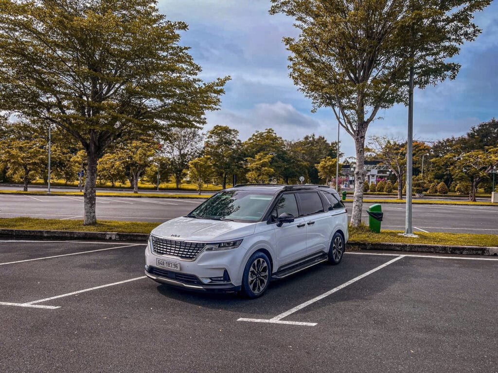 thuê xe carnival đi công tác