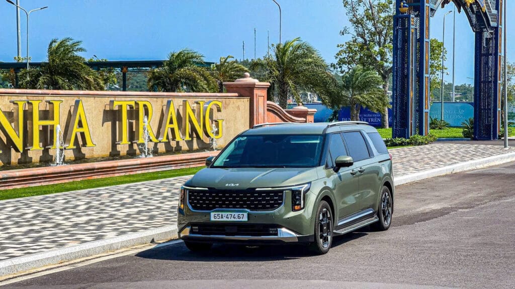 thuê xe carnival đưa đón sân bay