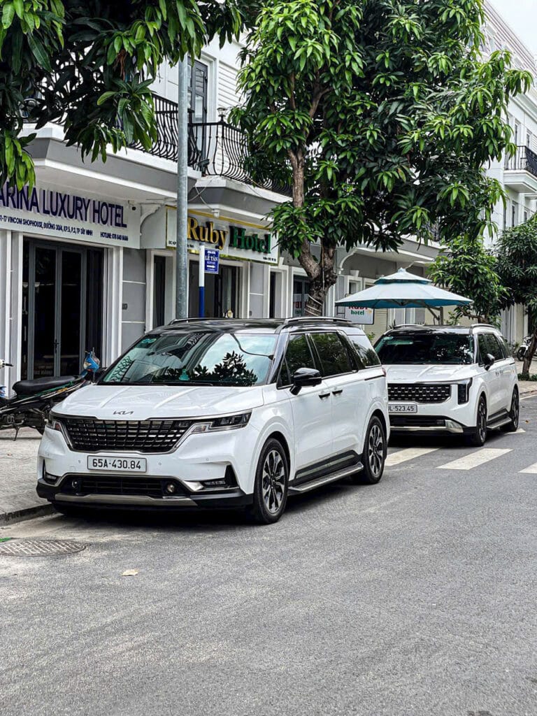 thuê xe carnival đi nội thành